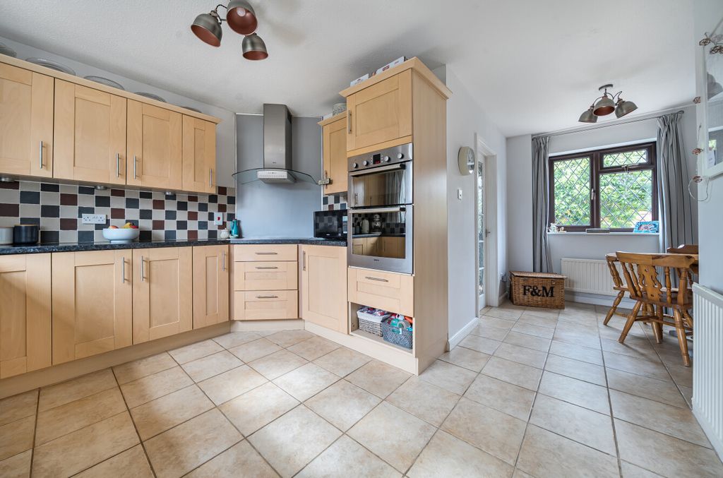 Property photo 3 of 18 1344706-10-68B6Db...