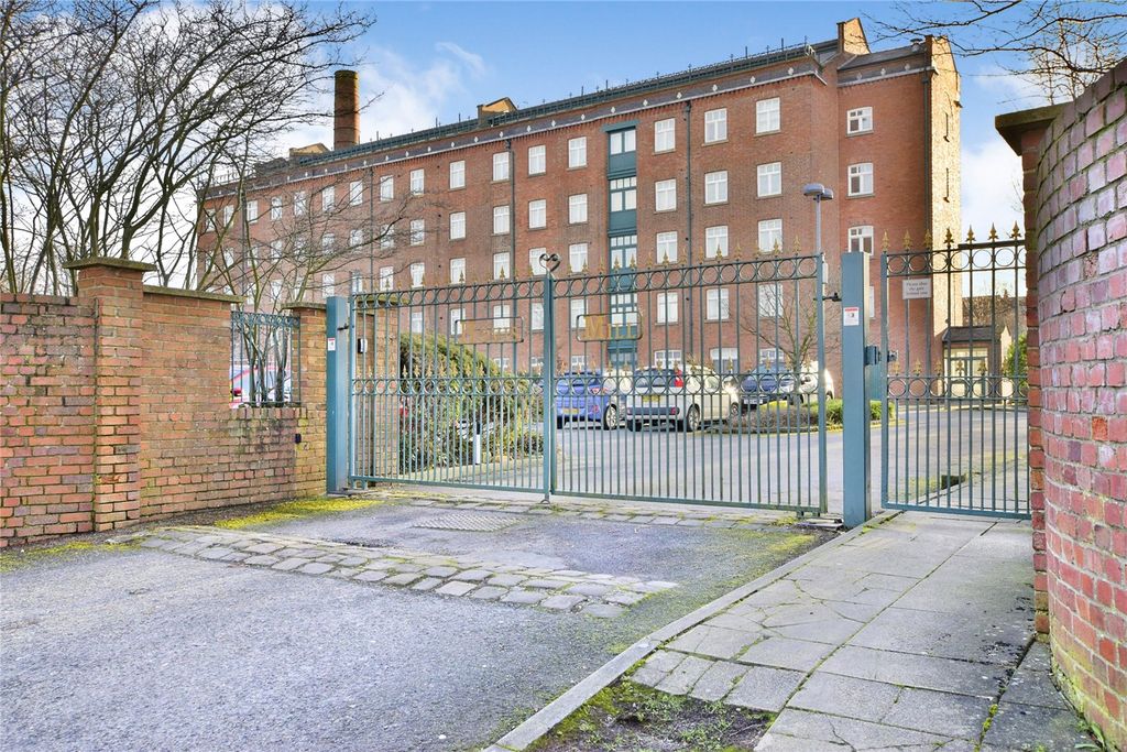 Property photo 1 of 3 Gate