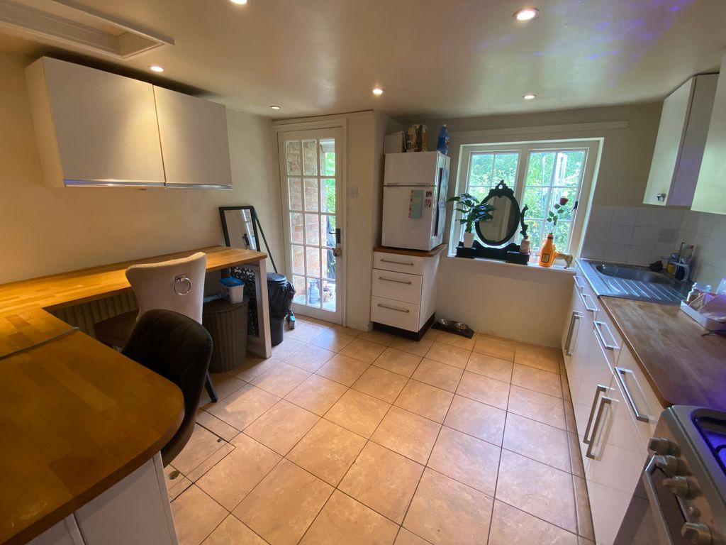 Property photo 3 of 8 Kitchen