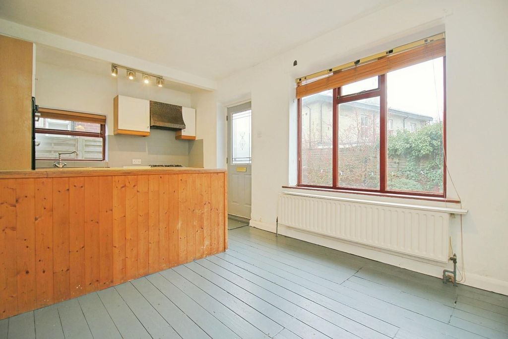 Property photo 3 of 17 Kitchen