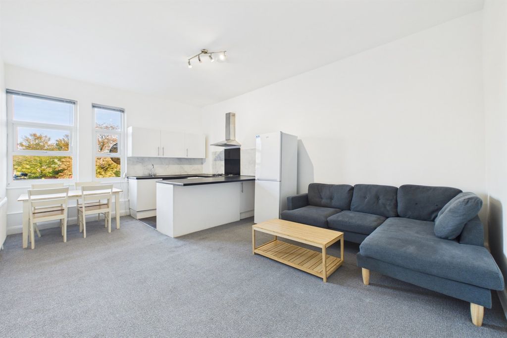 Property photo 1 of 13 Living Room / Kitchen