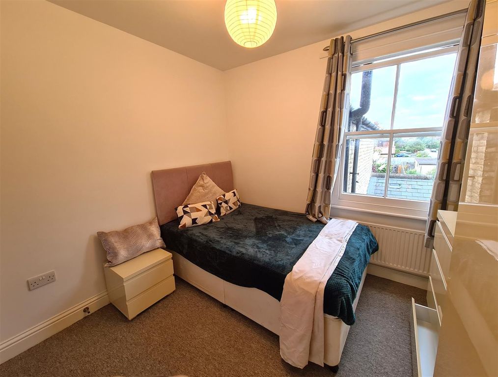 Property photo 3 of 8 Bedroom Shot