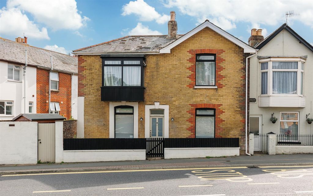 Property photo 1 of 27 Three Bedroom Period Property