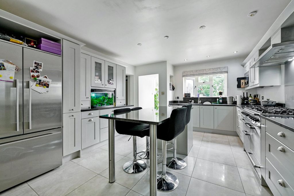 Property photo 3 of 10 Kitchen