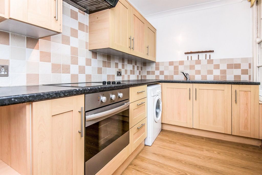 Property photo 3 of 8 Kitchen