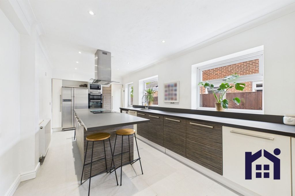 Property photo 1 of 20 Breakfast Kitchen