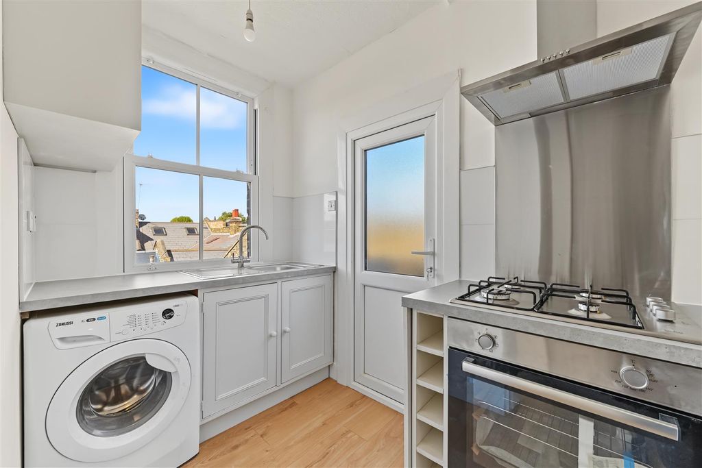 Property photo 3 of 12 236 Elmhurst Mansions, Elmhurst Street, London Sw4
