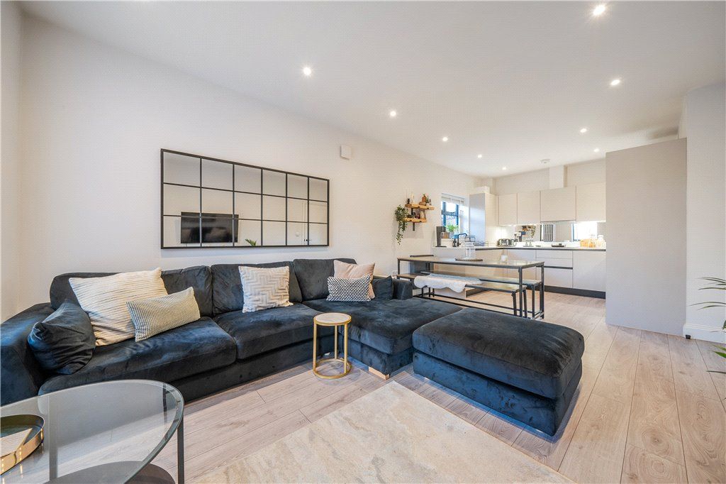 Property photo 1 of 18 Lounge