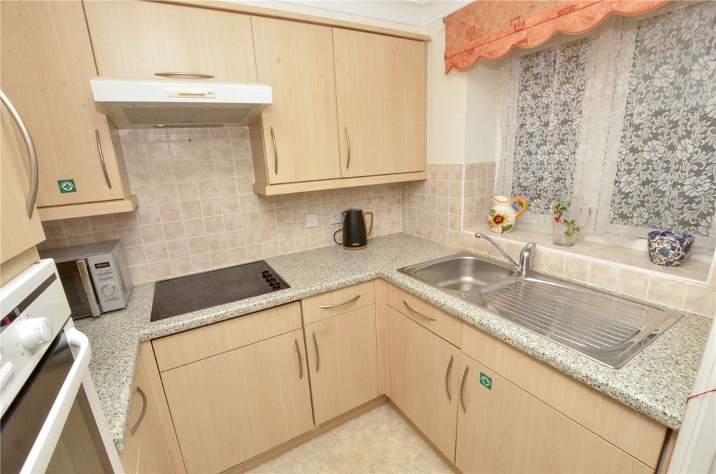 Property photo 3 of 10 Kitchen