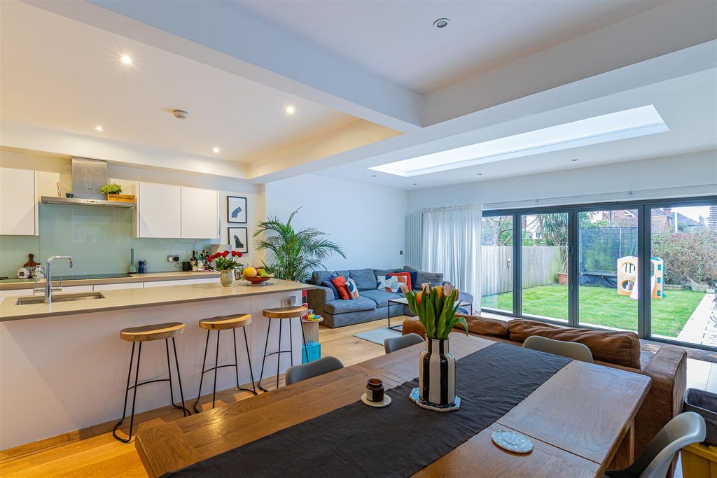 Property photo 1 of 24 Earls Court Road 51-21.Jpg