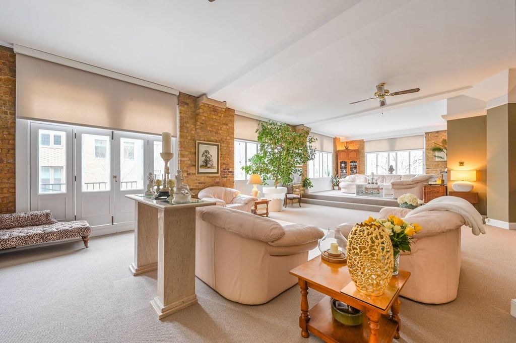 Property photo 2 of 32