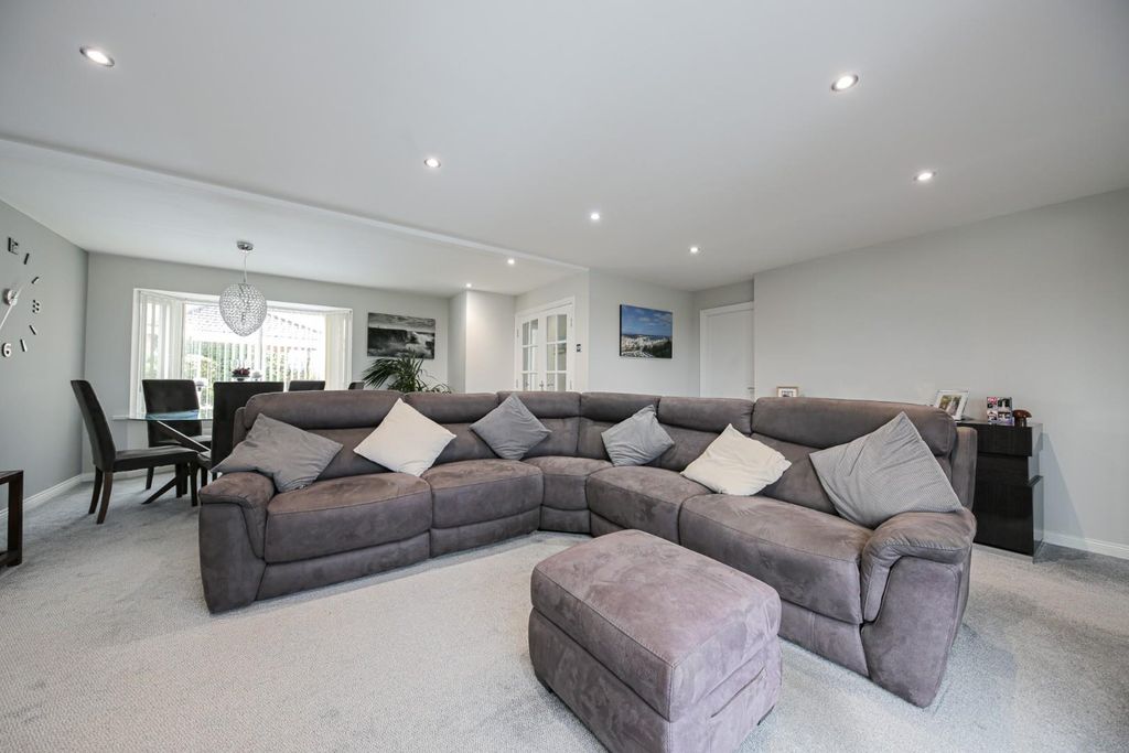 Property photo 2 of 23 Lounge .Jpg