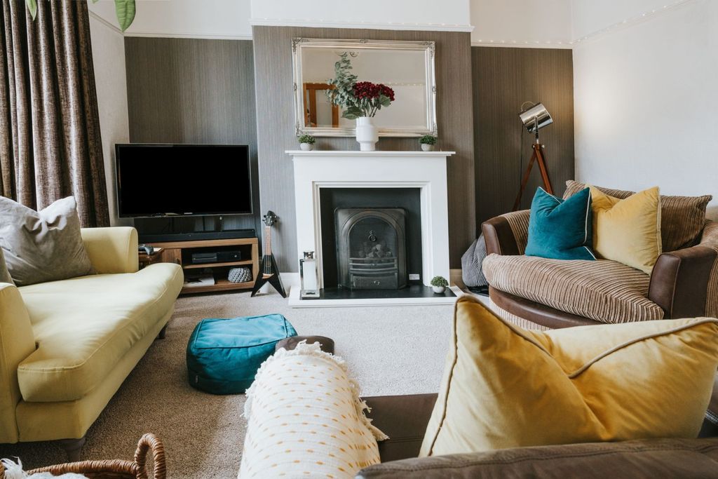 Property photo 2 of 18