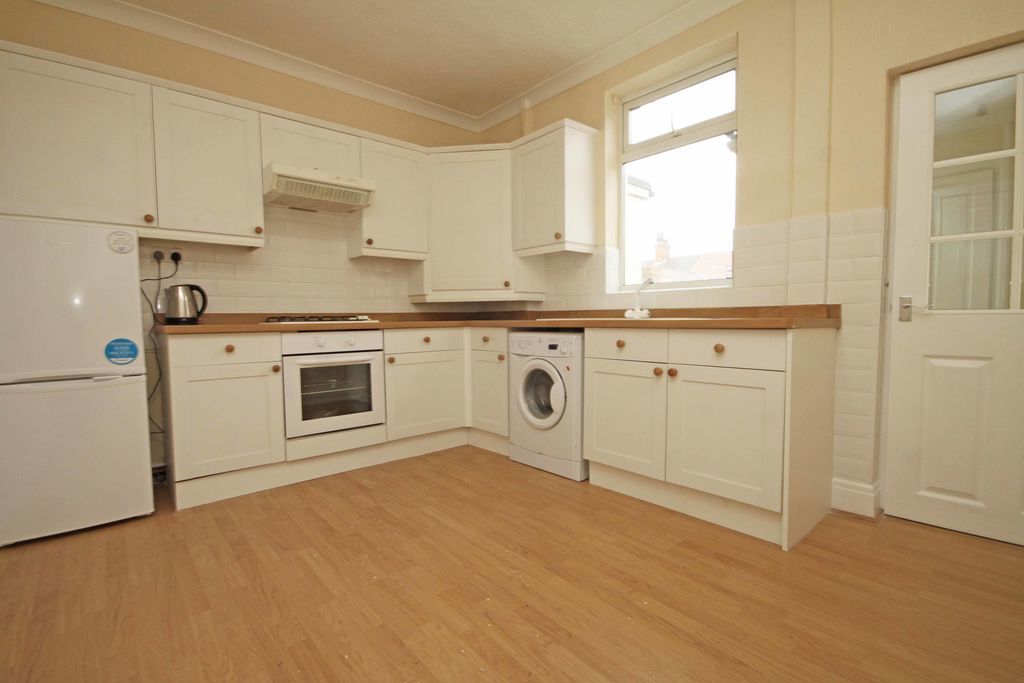 Property photo 3 of 10 Kitchen
