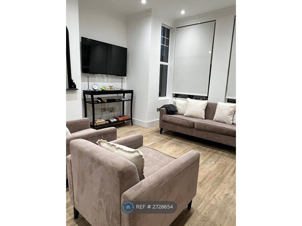 Property photo 2 of 16 Front Room