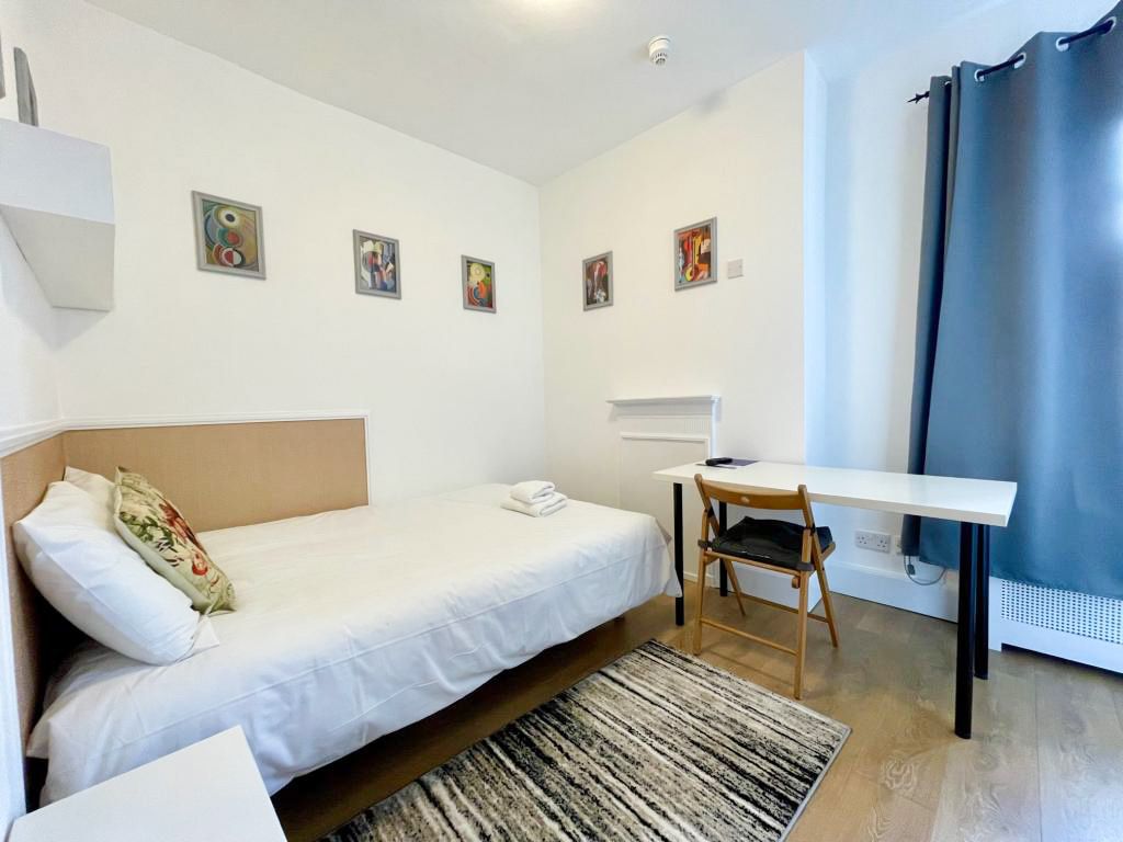 Property photo 1 of 6 Studio To Rent