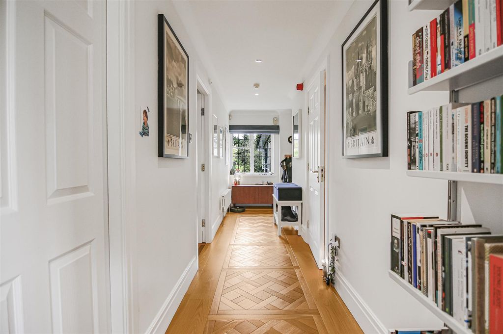 Property photo 2 of 21 Hallway