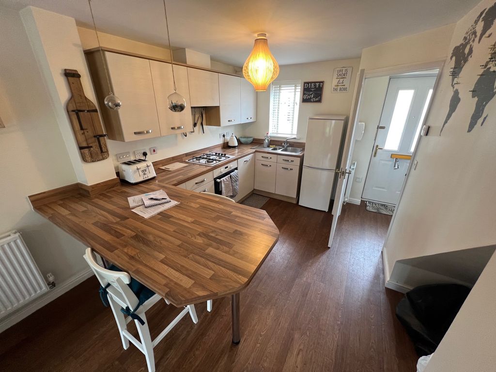 Property photo 3 of 10 Kitchen