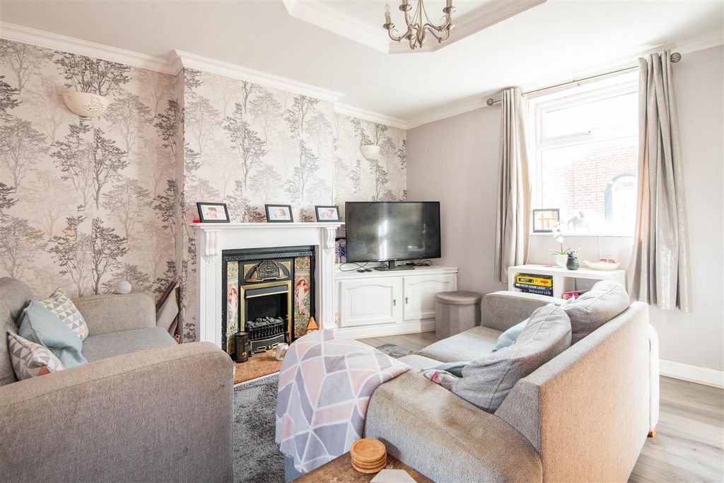 Property photo 2 of 15 Lounge