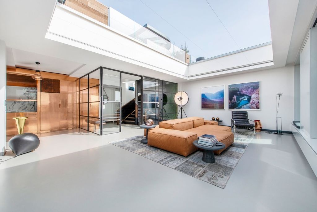 Property photo 1 of 18 Reception