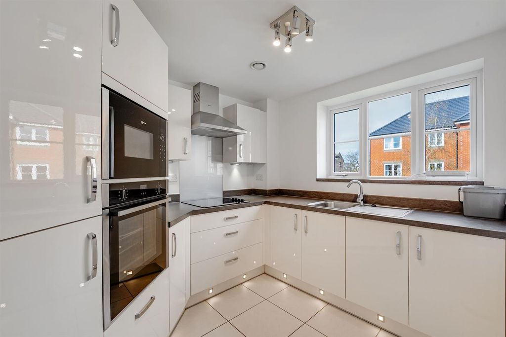 Property photo 2 of 17 01-550085848-Ap-Mcs-28 Edward Place-13-Medium.Jpg