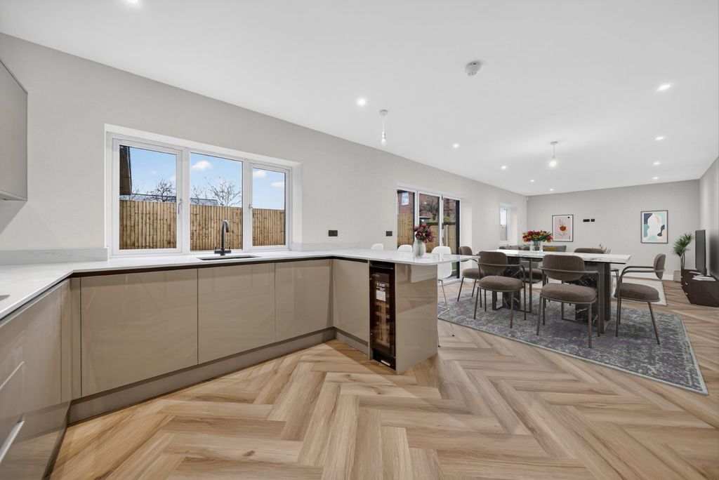 Property photo 2 of 22 Picture No. 81