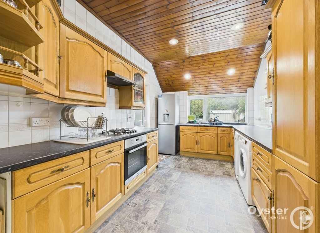 Property photo 3 of 10 Kitchen