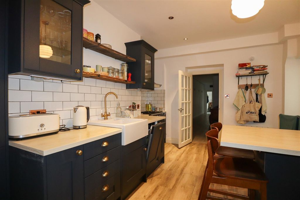 Property photo 3 of 15 Kitchen