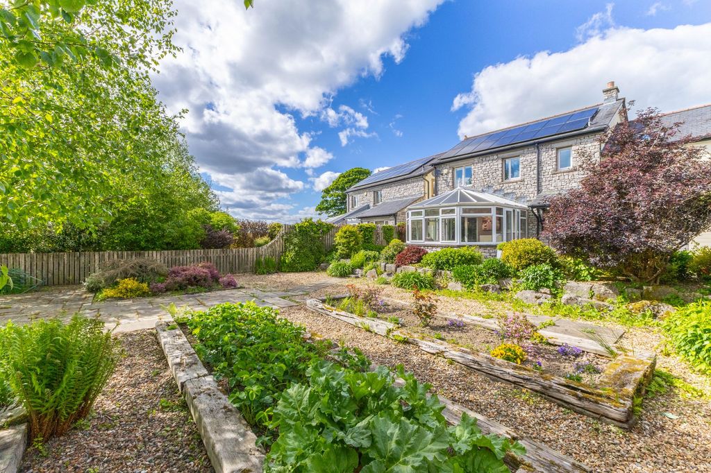 Property photo 2 of 32