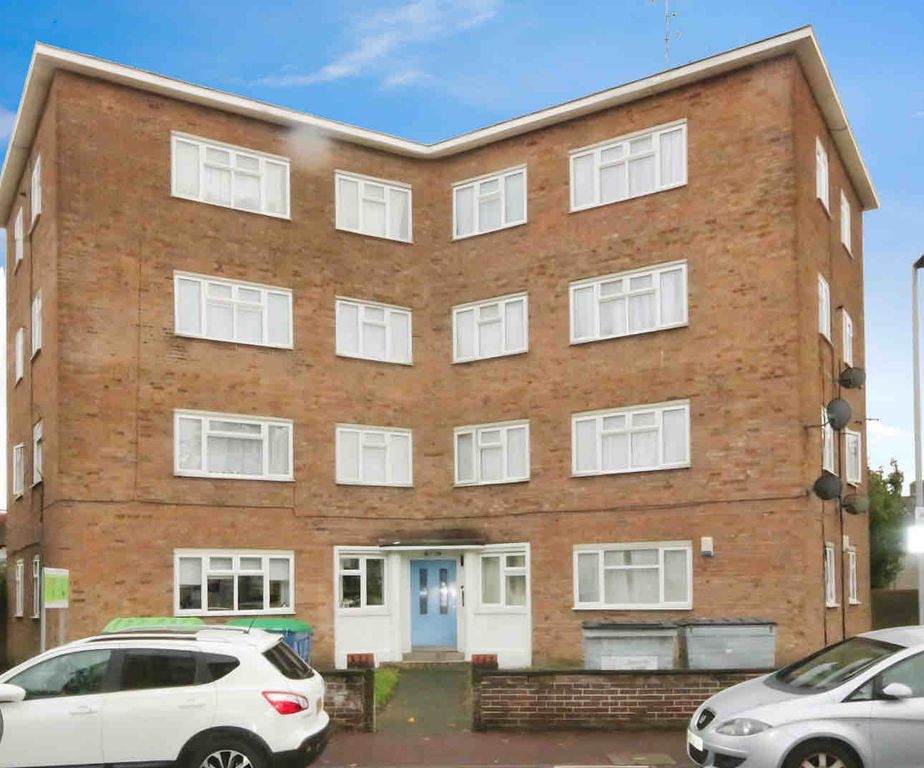 Property photo 1 of 10 2/3 Bedroom Garden Flat