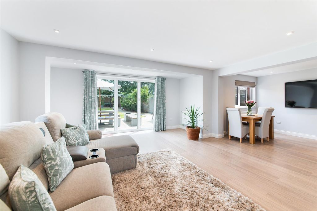 Property photo 2 of 20 Woodmansterne Lane,54- (12).Jpg