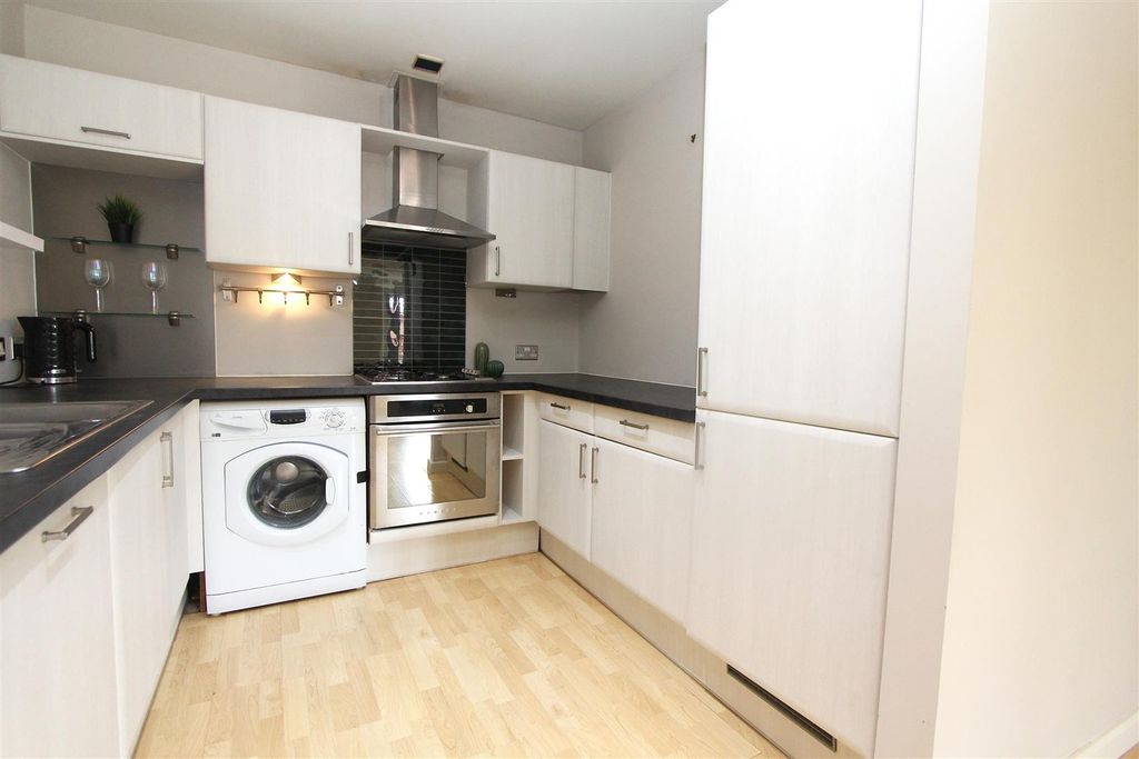 Property photo 3 of 9 Bright Modern Kitchen With Integrated Appliances...