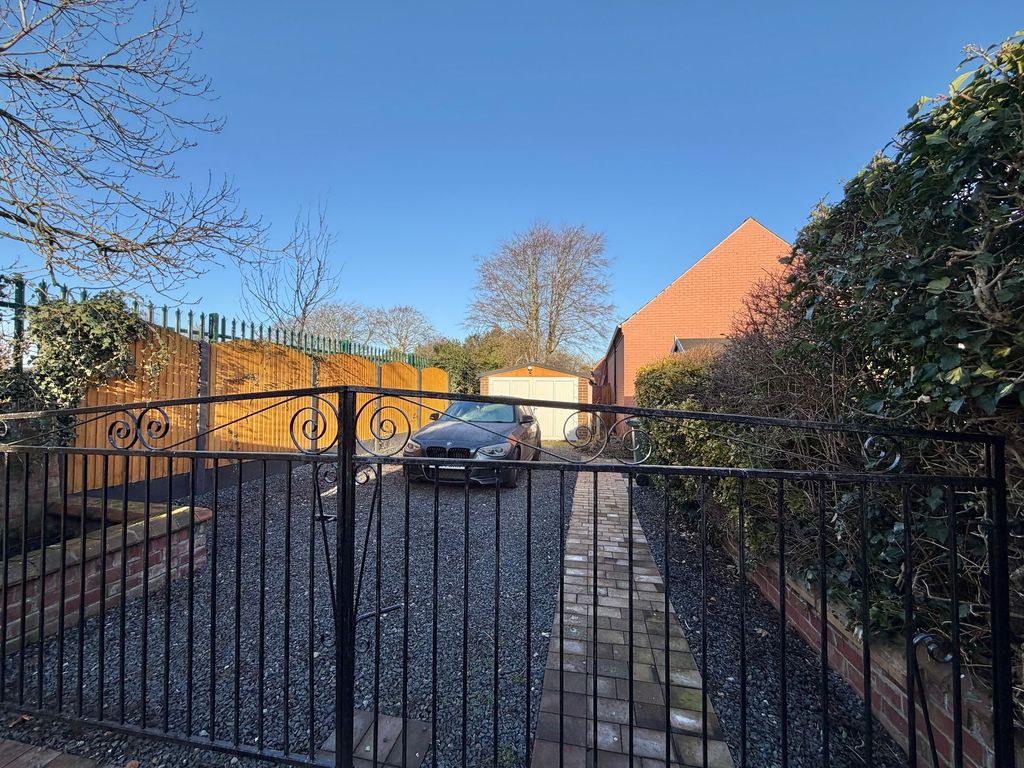 Property photo 2 of 31 Parking & Garage