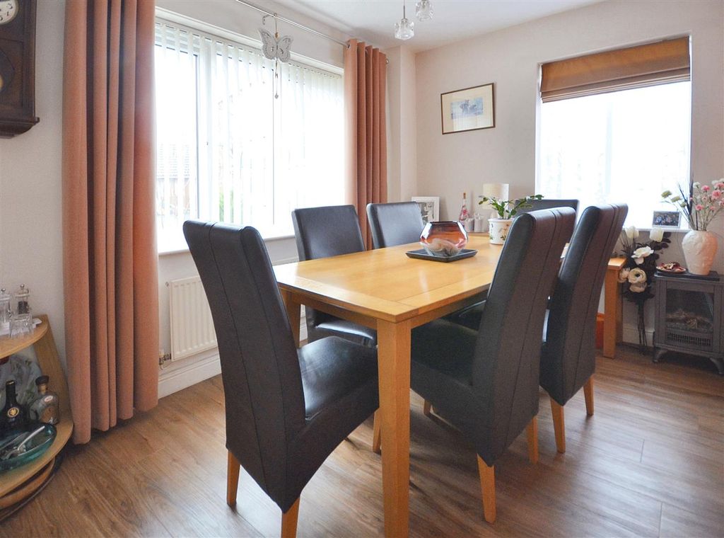 Property photo 3 of 11 Dining Room