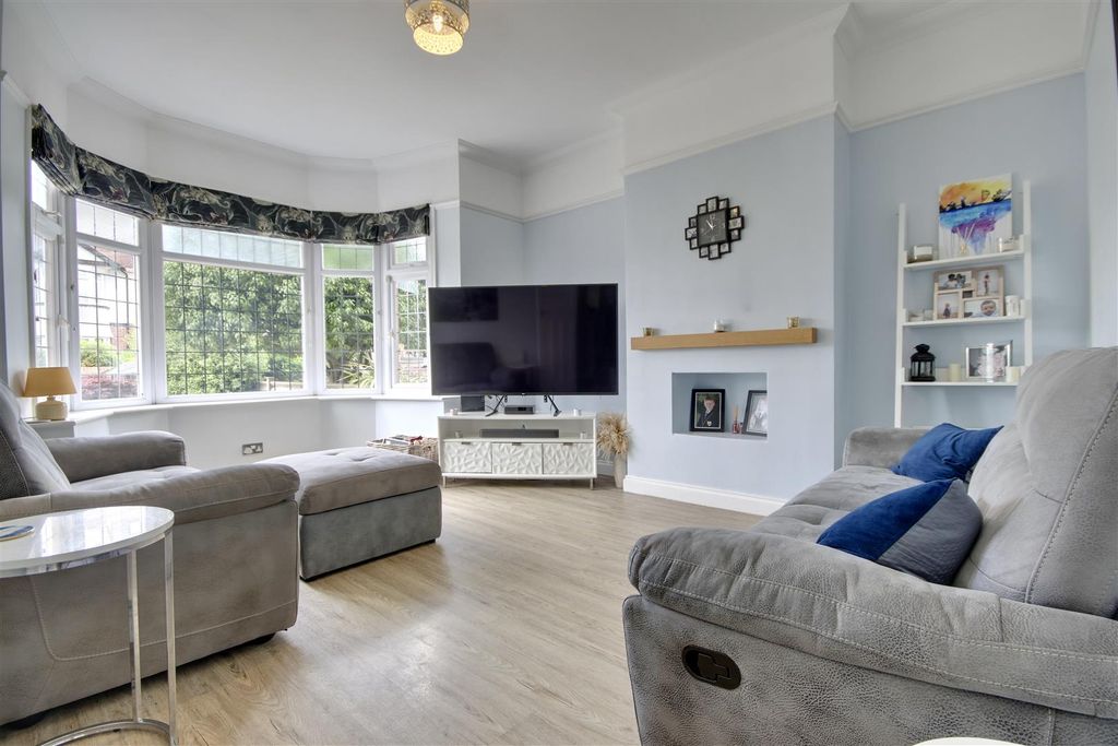 Property photo 2 of 24 Lounge