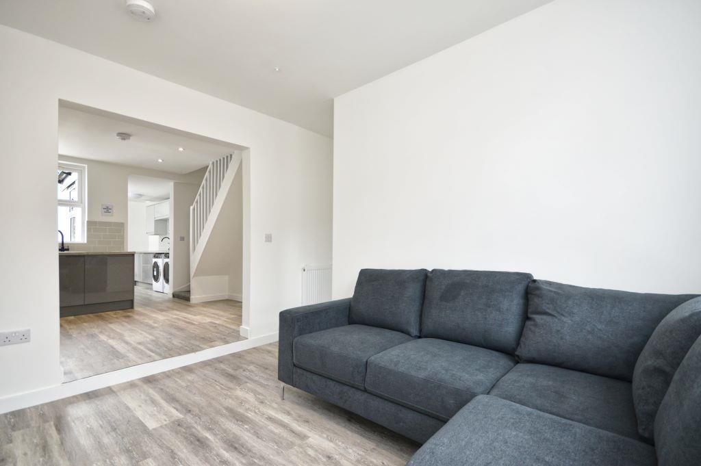 Property photo 3 of 12 Lounge 2