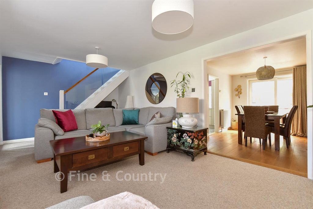 Property photo 3 of 15 Lounge