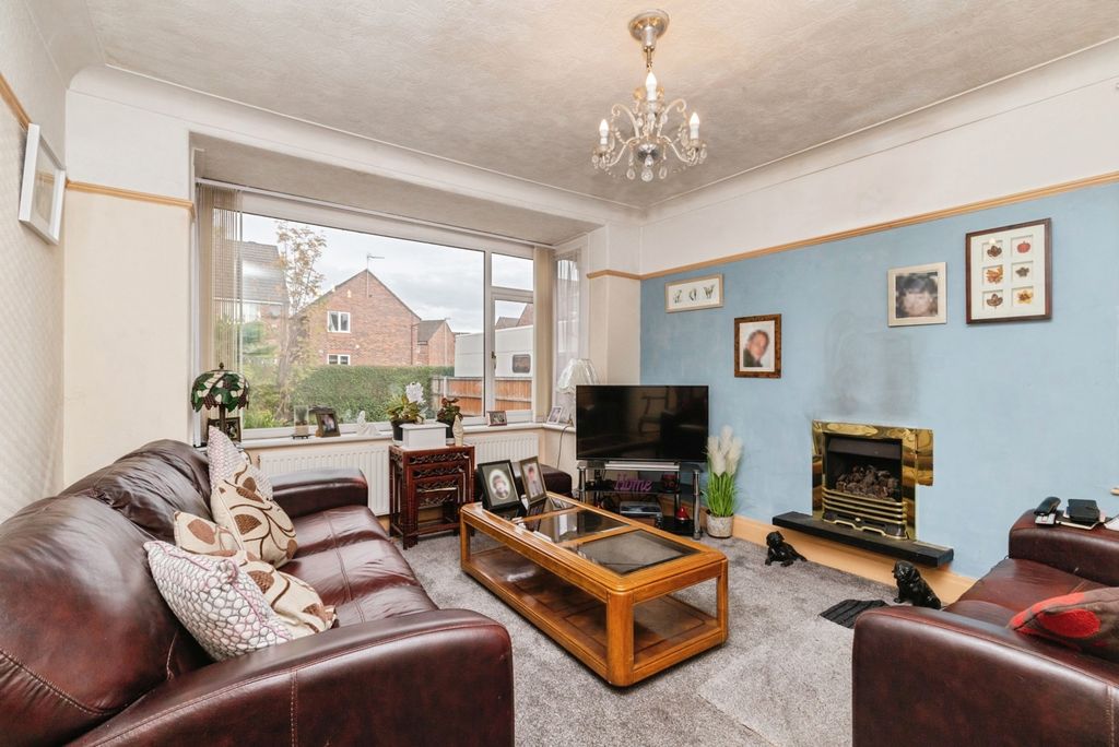 Property photo 3 of 16 Lounge