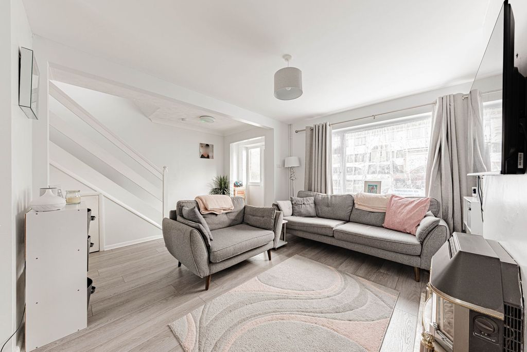 Property photo 3 of 17 Living/Dining Room (1)