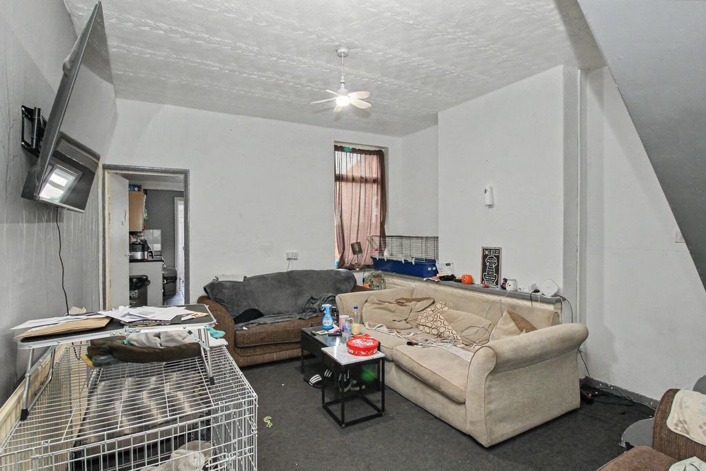 Property photo 2 of 7 Harold Street - Lounge