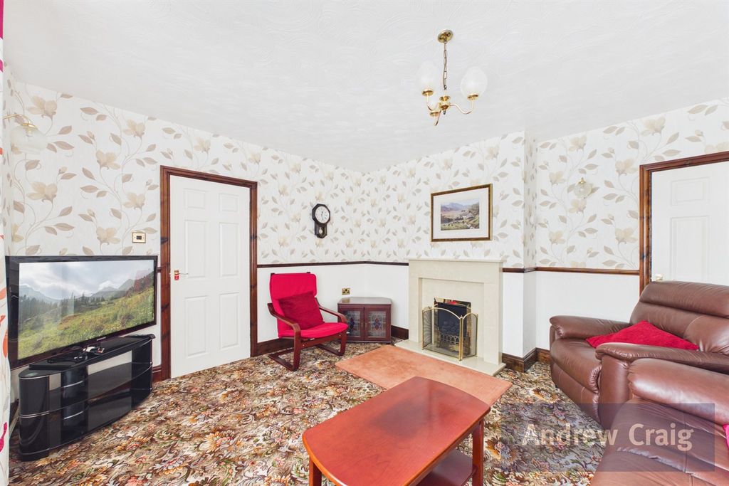 Property photo 3 of 16 Lounge