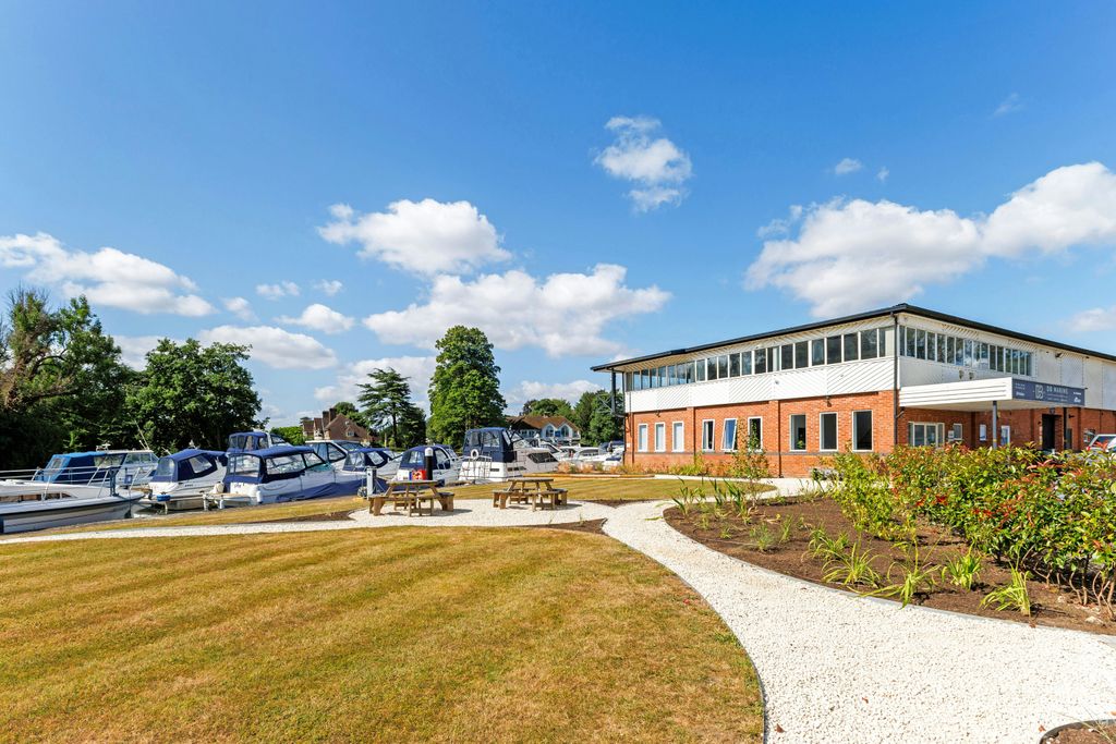 Property photo 3 of 37 95149_D B Marine Cookham Bridge 9.Jpg