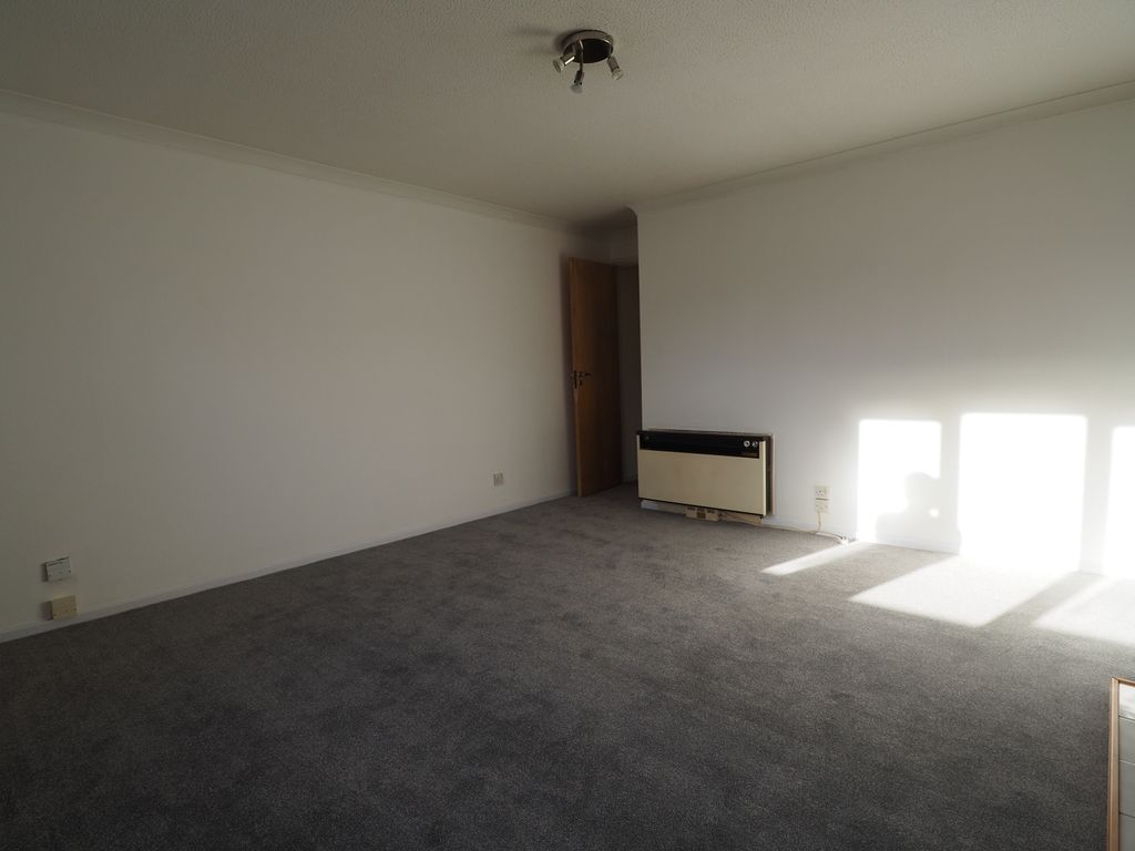 Property photo 3 of 8 Lounge