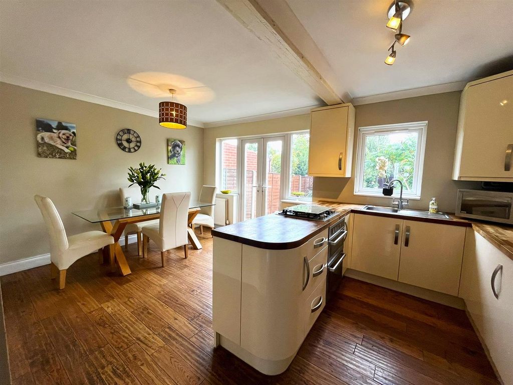 Property photo 3 of 10 Kitchen/ Dining Room