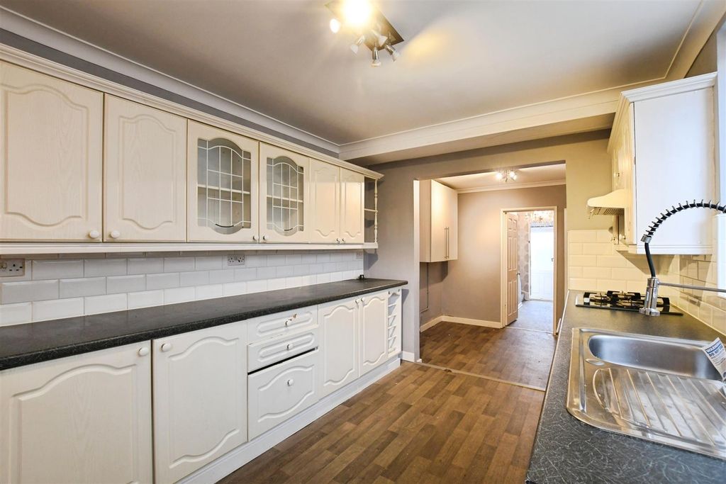 Property photo 2 of 20 Fitted Kitchen