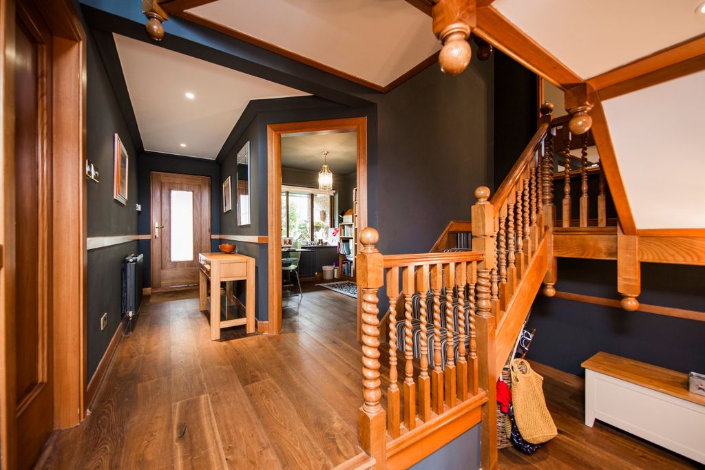 Property photo 2 of 27 Entrance Hall