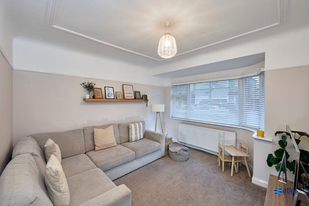 Property photo 3 of 19 Lounge