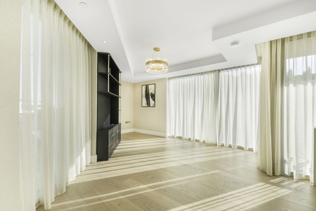 Property photo 2 of 20 Sherrin House