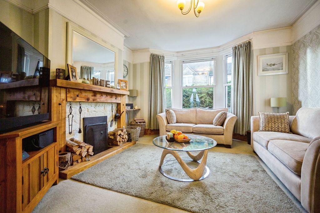 Property photo 2 of 20 Lounge