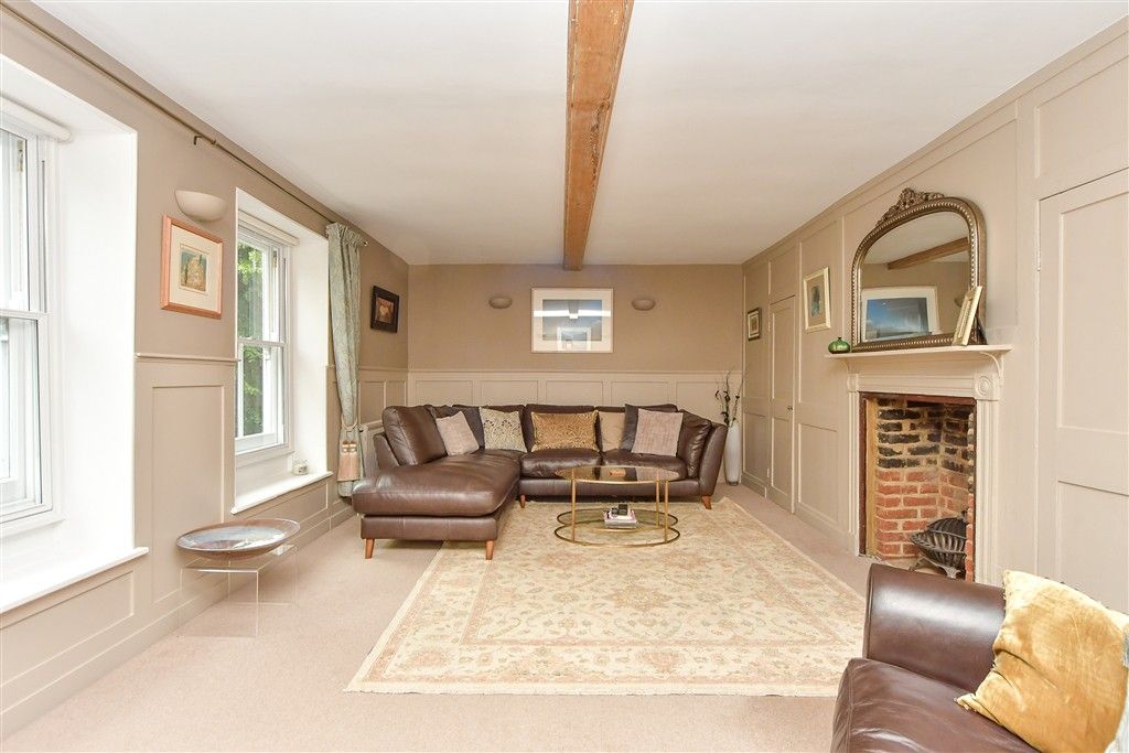 Property photo 3 of 17 Lounge